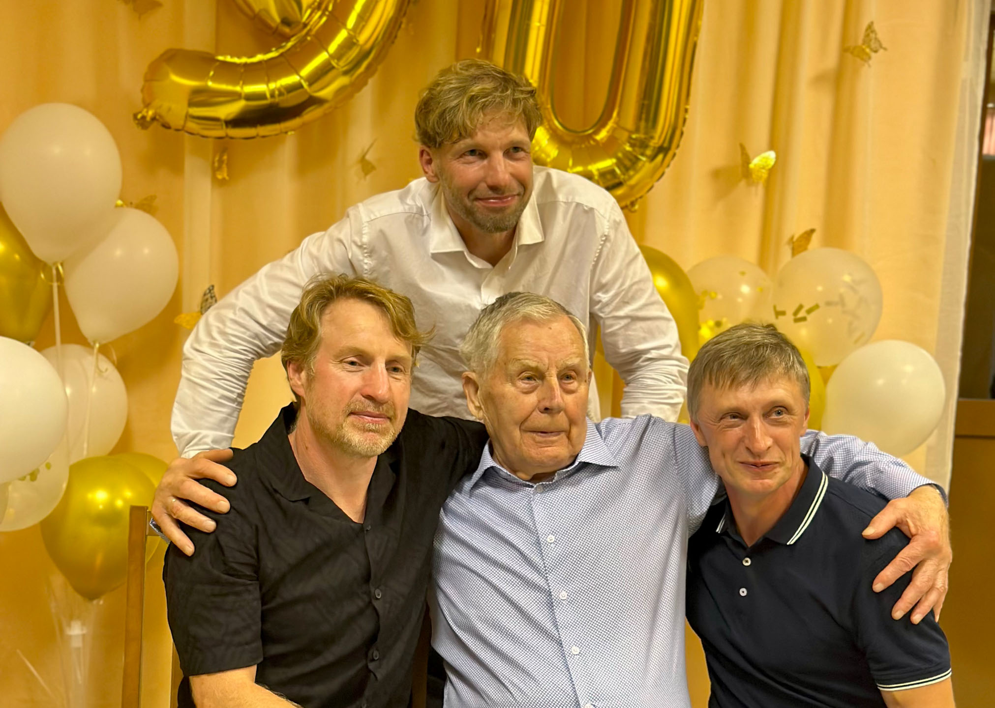 Auväärne Ants Joonas 90 aasta juubeli pidustustel koos oma endiste õpilastega, kes on tänaseks päevaks ka tema parimad sõbrad. Tagareas Timo Palo, eest vasakult Margus Ader, Ants Joonas ja Janno Prants. Foto: ERAKOGU